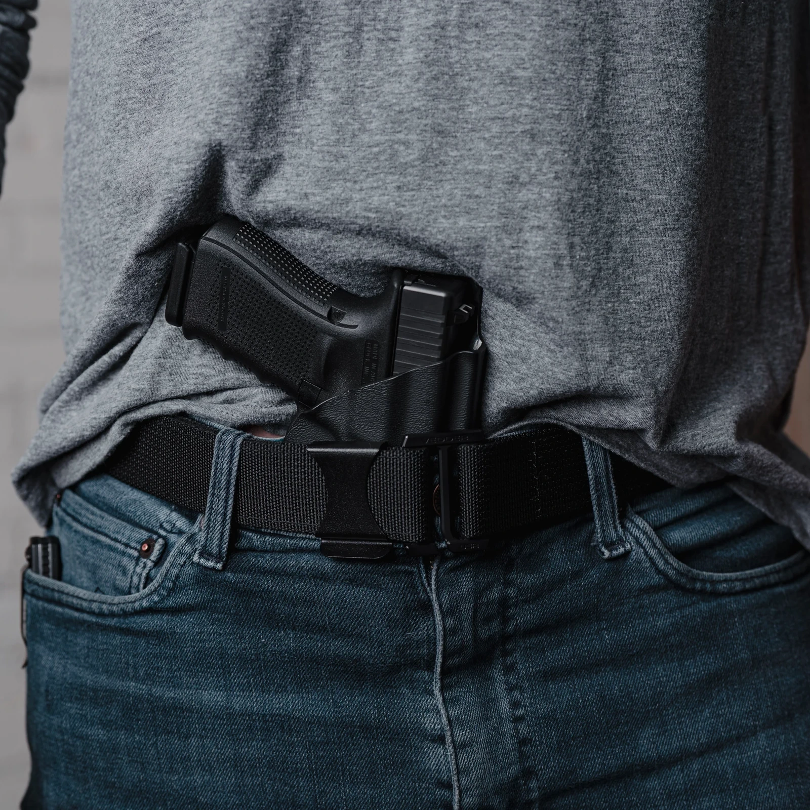 Teilweise vom Shirt verdeckte Glock 19 im Holster